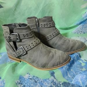 Women’s gray booties with straps 